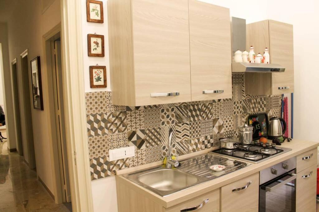 A Casa Di Enza B&B Palermo Bagian luar foto